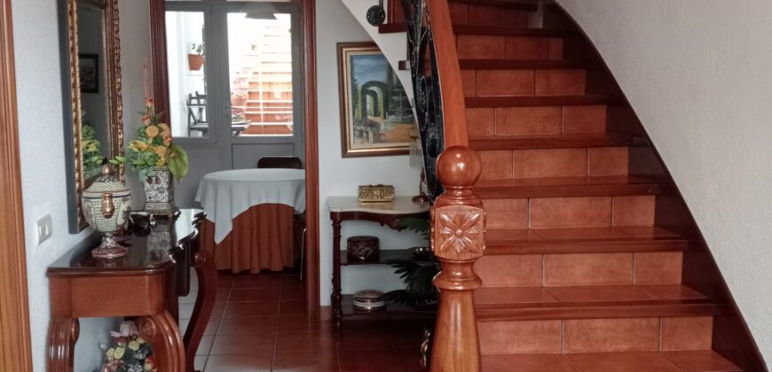 CHALET PAREADO EN POBRA DO CARAMIÑAL