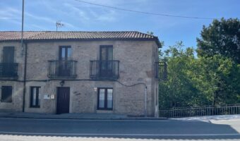 CASA DE PIEDRA RECIEN RESTAURADA EN POBRA DO CARAMIÑAL
