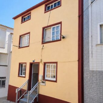 CHALET ADOSADO EN RIBEIRA